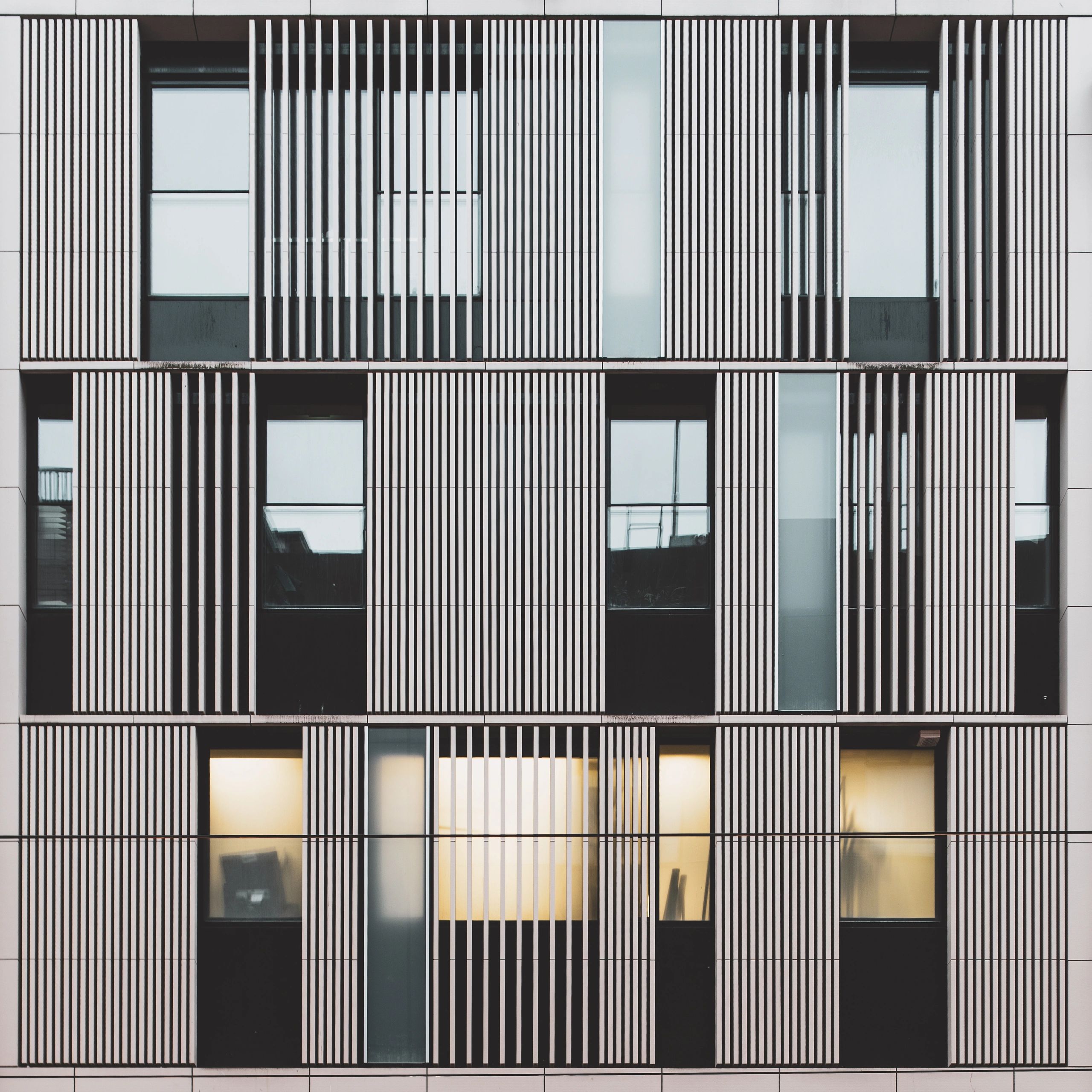 Fachada de edificio moderno patrón geométrico